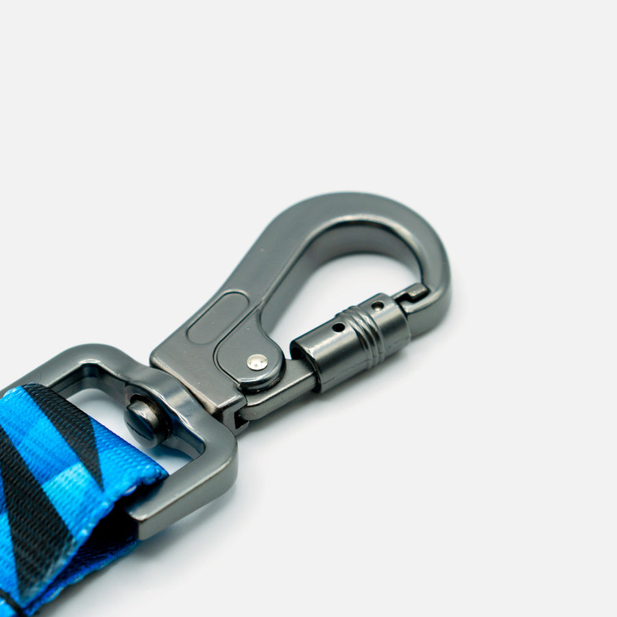 Stylish blue dog leash made in Canada by Woof Concept with reinforced stitching and weather-resistant material for Canadian dog owners and their pets