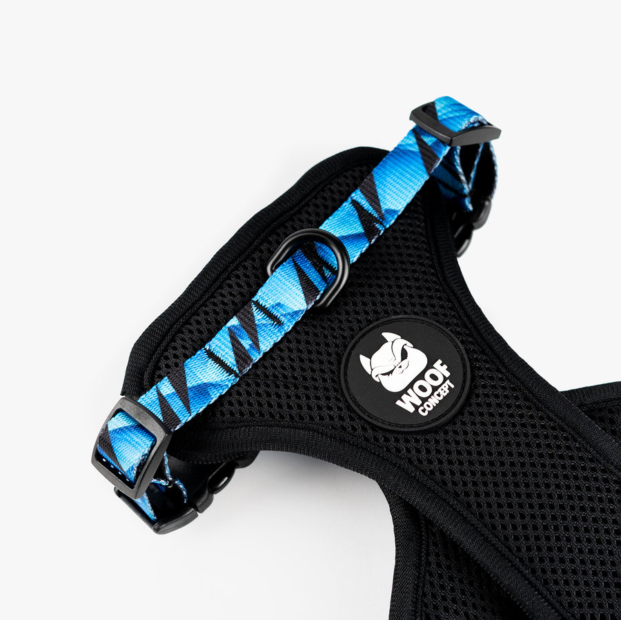 Durable Max Control dog harness by Woof Concept, made in Canada, featuring no-pull design and adjustable straps for Canadian dog collar users.
